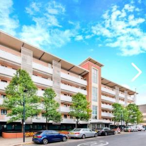 Bright, Nice Interior, Close to the City, 2 Bedroom Apartment