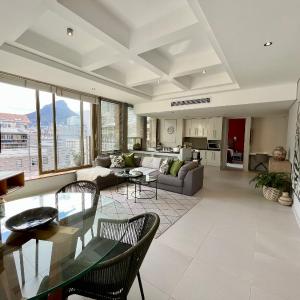 #1103 Cartwright - Oasis on Adderley