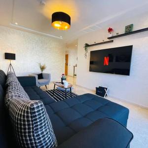2min to Casa Finance City, Fiber, 110m2, Park free, PS4, IPTV, Netflix and many more