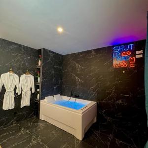 R.Suite