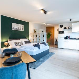 Mercedes I Stuttgart I Kitchen I Home Office I Parkplatz