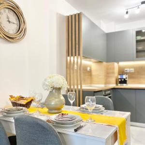 Art Apartment for 4 Guests Free Parking & Wifi