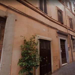 Entire Building with 4 Apartments near the Colosseum