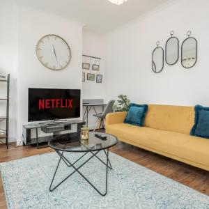 Entire Lovely family home with Parking, Wifi, Netflix, self check-in
