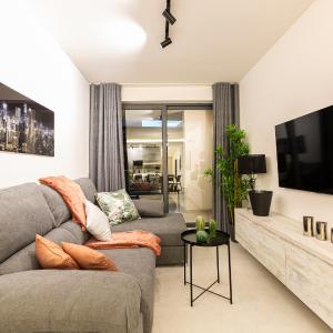 Beautiful, cozy APTs just off the Promenade & WIFI by 360 Estates