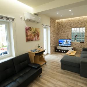 Brand new apartment with hidden garden