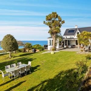 The Professor's Beach House - Brighton Home