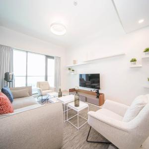 Modern 1BR with Rooftop Pool The Bay Business Bay