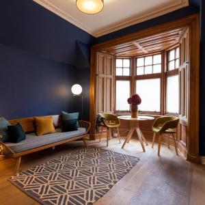 JOIVY Contemporary Cottage with Free Parking