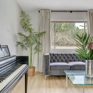 Resort Style 4 bedroom House with Pool Minutes from Strip