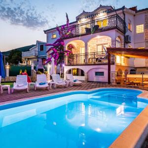 Five-Bedroom Holiday Home In Kastel Novi