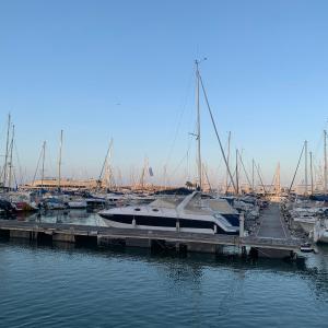 Planta baja con porche y piscina, cerca del mar