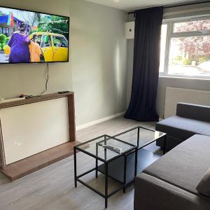 Entire Lovely 2 bedroom apartment with private garden & free street parking