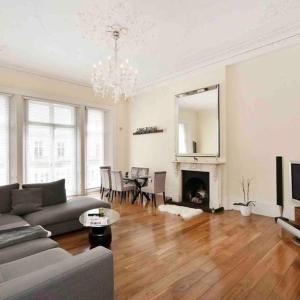 Stunning Grand 2 bed, 2 bath apartment, with aircon