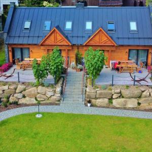 DOMEK SUDECKI ZAKĄTEK - 2 APARTAMENTY 7- os Z GORĄCĄ BALIĄ ZEWNĘTRZNĄ