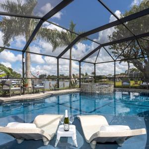 Stunning Waterfront Villa Direct Gulf Access, Kayaks, Heated Pool Sanctuary on Savona