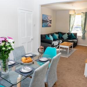 Cheltenham-2 Bedroom Home-Sleeps 6-Parking-Work or Leisure