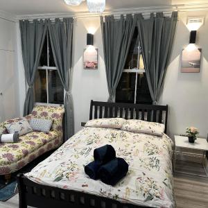 Studio - Sleeps 2 - Acton Park and Stn Close
