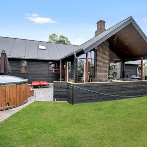 5 Bedroom Stunning Home In Grenaa