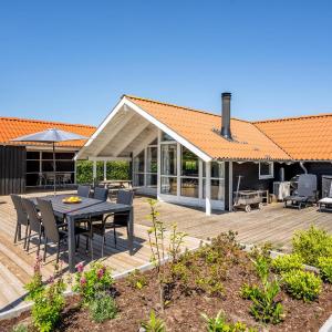 Four-Bedroom Holiday Home In Hejls
