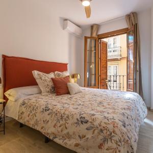 Bright apartment with patio and balconies in the center