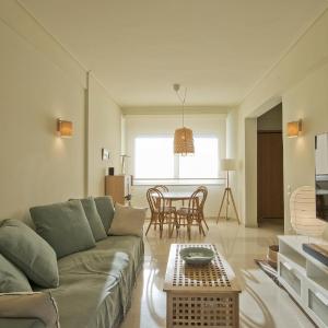 LucyZen! Stylish Apt, Athenian Riviera, near beach
