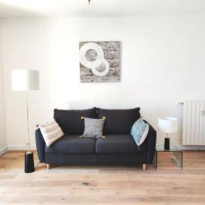 Top floor nest, balcony close to sea and old-town Bail Mobilité
