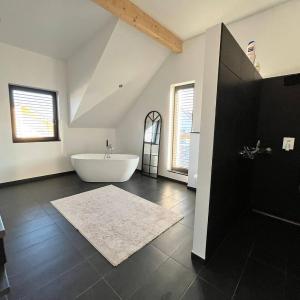 House - Sleeps 8 - Pets Ok - Garden - Parking
