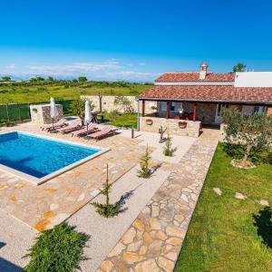 Lovely Home In Donji Zemunik