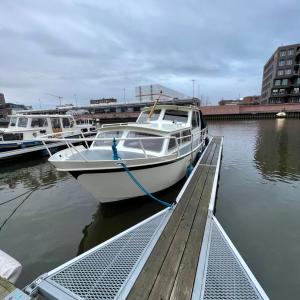 Süsses Motorboot - Bremen Überseestadt