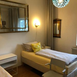 Apartment in Gelb, mit Balkon, Kamin, 50 Schritte zu Radweg, ideal for Long Stay, 4 Singles in Single Rooms