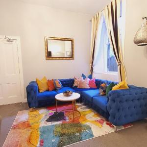 Lovely 4 bedroom Apt with 7 beds and Free Parking