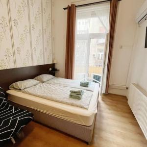 1#Parliament Sunflower Apartments Room