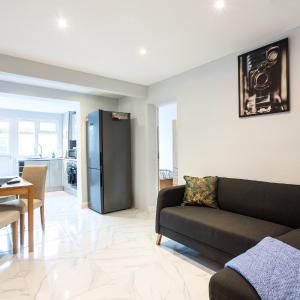 Amazing 3 bedroom, 2 bathroom, ground floor flat with garden, near train Station and bus stop