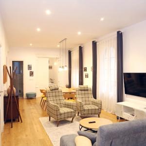 PISO EXCLUSIVO FRENTE AL CASCO VIEJO CON PARKING GRATIs