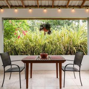 Ginger Mango Garden Apartment-Beach-5min Drive, 1 hr Montego Bay, 25 mins Ocho Rios, Continental Breakfast