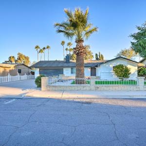 Mesa Home with Outdoor Pool - 2 Mi to Sloan Park!
