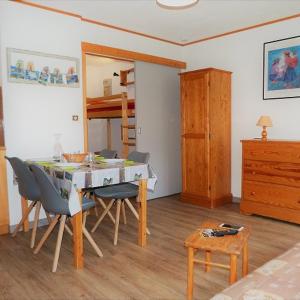 Studio cabine 4 pers aux Menuires, ski aux pieds, balcon, parking gratuit, commerces à proximité - FR-1-178-293