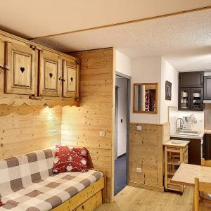 Spacieux 2 pièces rénové, skis aux pieds, 4 pers, Les Menuires, 30m², Wi-Fi, parking - FR-1-178-126