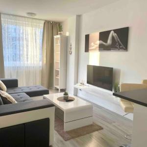 Great location, private parking, new apt