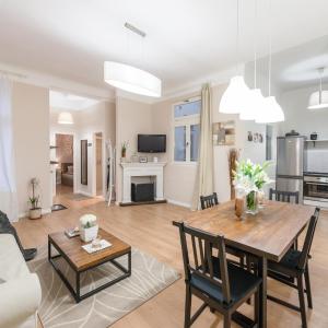 Downtown Heart Suite with 2 baths AC and Free Parking