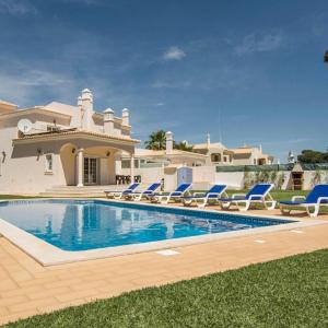 8-Bed Villa in Vilamoura-Sleeps-Playground-Pool