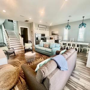 Gorgeous 3 BR Home Across from the Beach with Community Pool