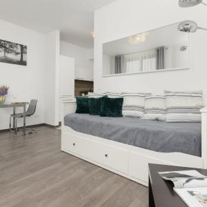 Mokotów Bernardyńska Apartment with Balcony by Noclegi Renters