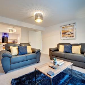 Charltons Bonds Apartments 2B by Week2Week