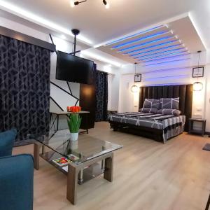 Condo Azur Suites E507 near Airport, Netflix, Stylish, Cozy with swimming pool