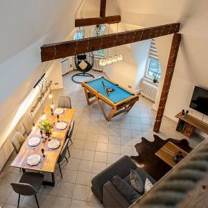 Loft mit Billard-Tisch und PS4