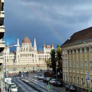 Parliament View Apartment - free parking nearby