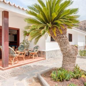 Chalet Umbelina con jardin y vista al mar
