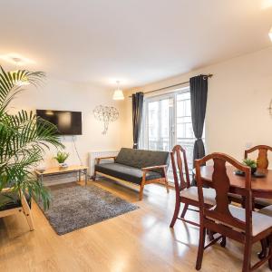 Elegant 2 Bedroom City Centre Apartment - Free Parking - Private Balcony